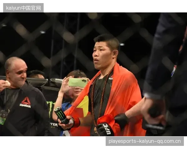 UFC拳手怒吼连击十拳，震撼赛场每一刻！